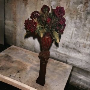 Pedestal with vase and Flower